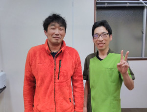 腰痛・ヘルニア・坐骨神経痛など、全身の不調が仙台市太白区長町の整体院拓の施術で改善し笑顔を見せる秋田県在住男性の写真。