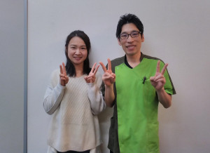 訪問看護師として働く山形在住の女性が、仙台市太白区長町の整体院拓の施術で慢性腰痛が改善し、仕事が楽になったと喜んでいる