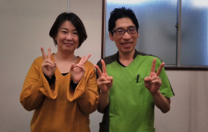 首の痛みで眠れなかった仙台市の女性ゆみ様が、仙台市太白区長町の整体院拓の施術で症状が改善し笑顔を見せる